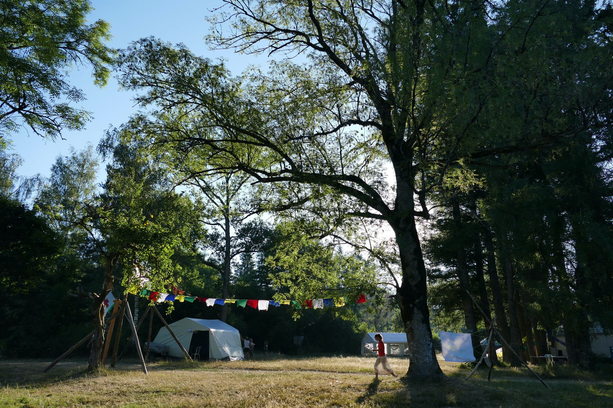 camps - paysage - nature - tente - drapeaux