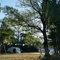 camps - paysage - nature - tente - drapeaux