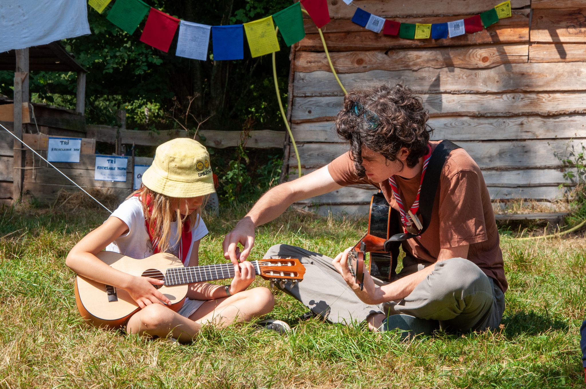 partage - activité scout - musique - guitare  - travail en équipe